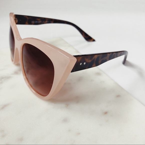 Last 1✨Teagan Pink Oversized Cat Eye Sunnies - Picture 4 of 8